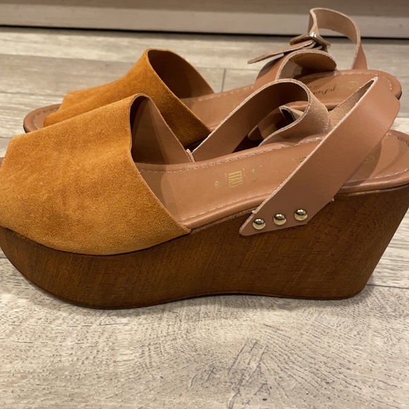 Seychelles Wooden and Suede Wedges - Picture 4 of 6